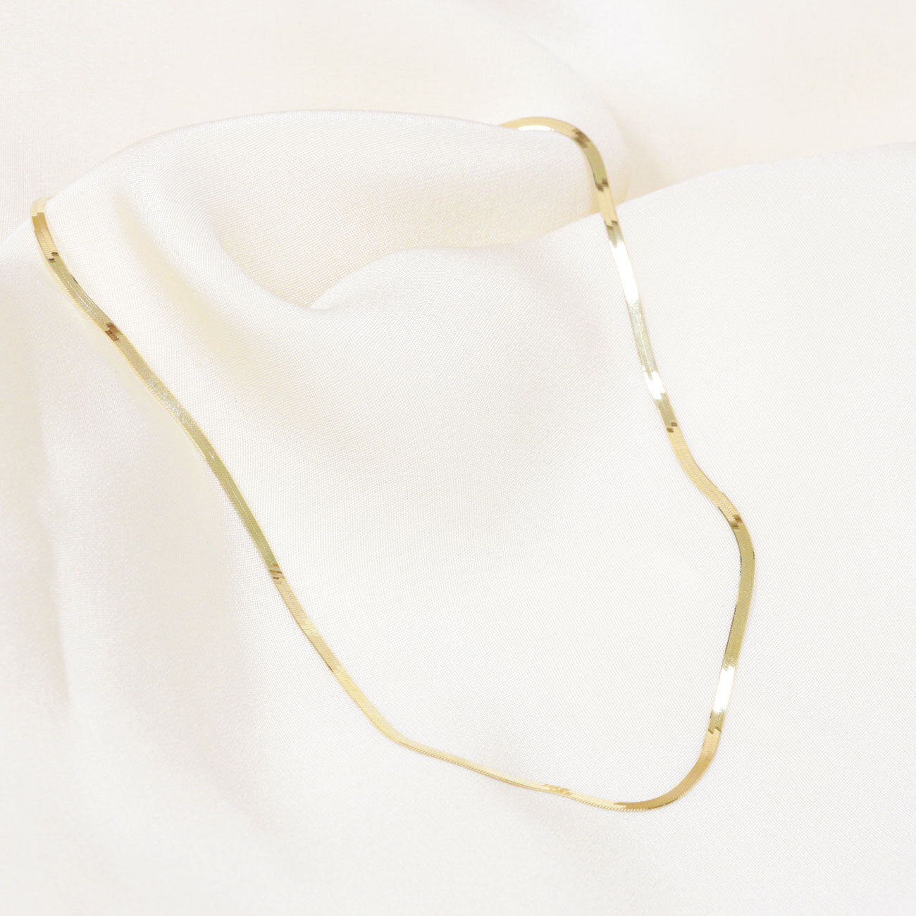 Thin Herringbone Necklace in Gold Super Short (36cm)